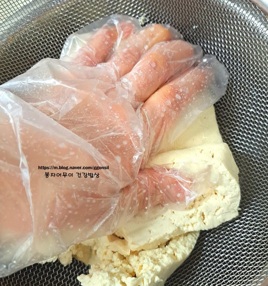 절인 두부를 체반에 올려 남은 물기를 제거한 후 용기에 담아 냉장 보관하며 필요 시 사용합니다.
