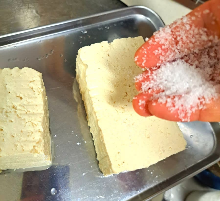 두부 반 모를 소금에 10분 정도 절여 물기를 빼주세요.