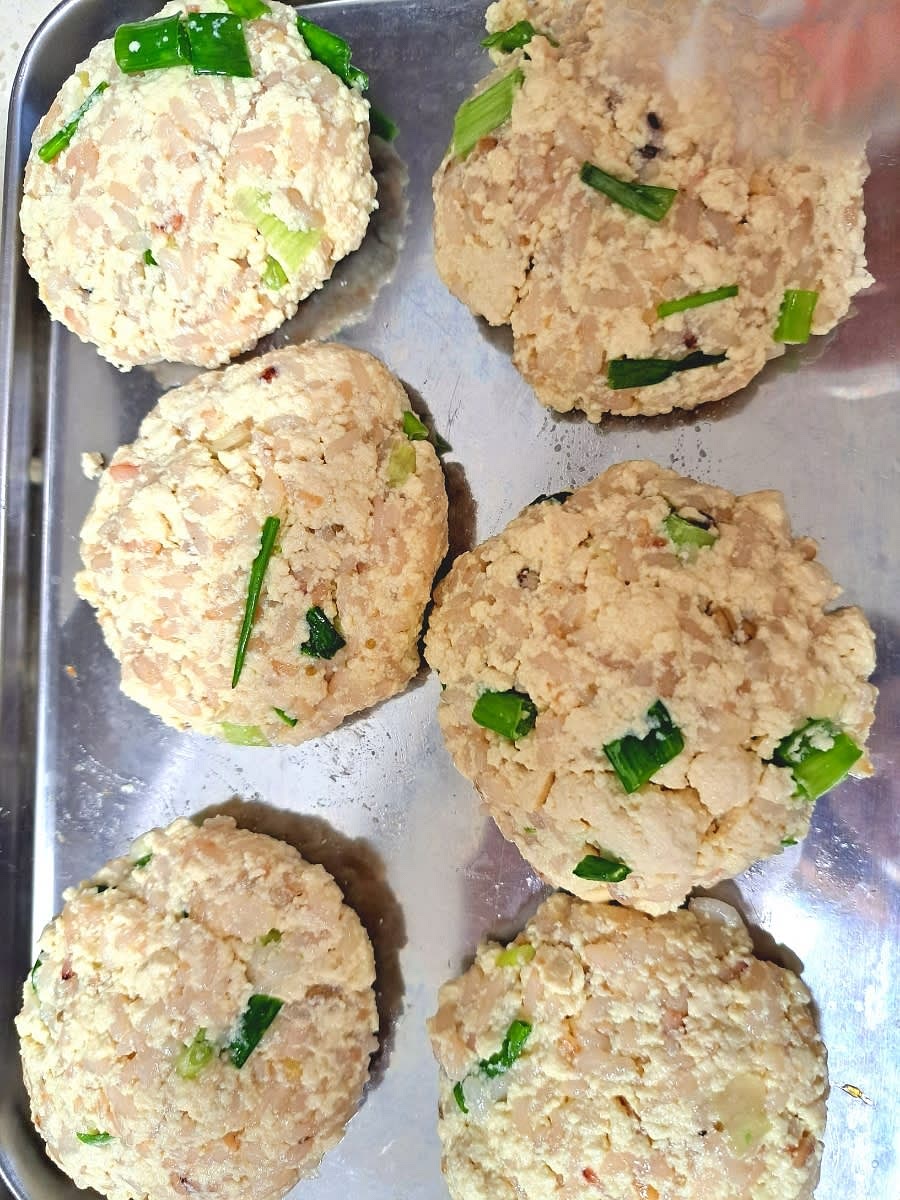 두부와 밥을 동글동글하게 뭉쳐 계란물을 묻힌 후 구워줍니다.