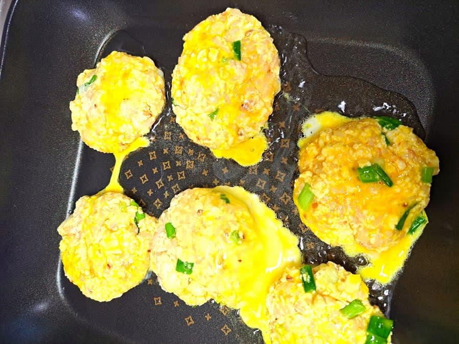 예열된 프라이팬에서 노릇노릇하게 구워줍니다.