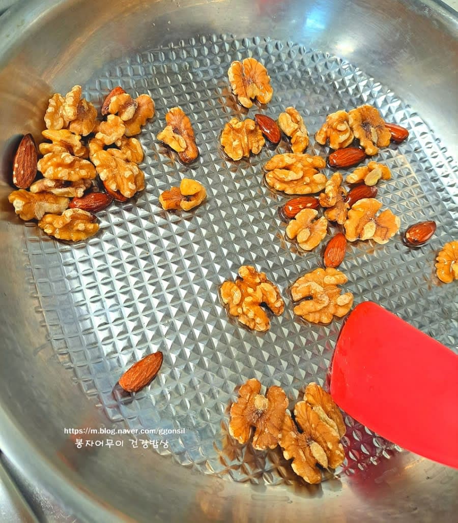 견과류를 기름 살짝 두르고 약불에 볶아줍니다. 견과류의 고소한 맛을 살립니다.