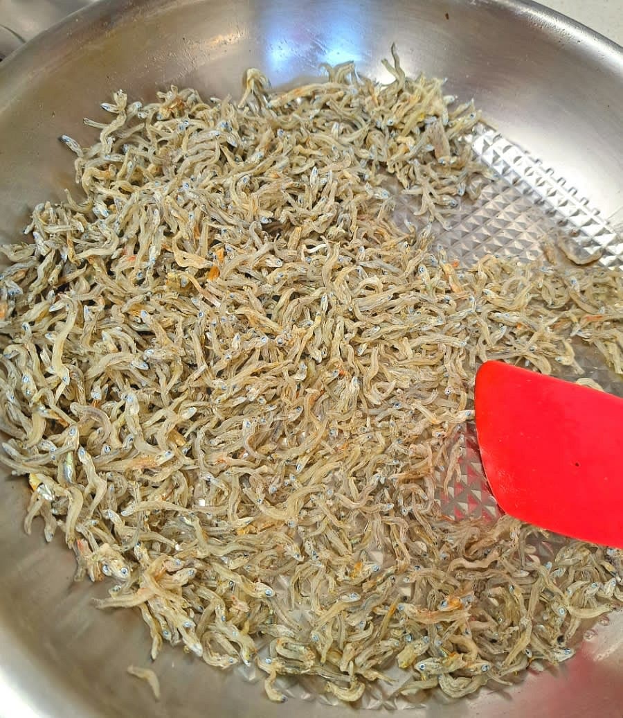 기름을 두르지 않은 팬에 잔멸치를 약불로 볶아줍니다. 이 과정에서 비린 맛을 제거합니다.