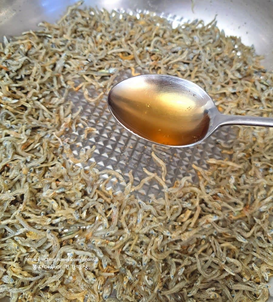 매실청 2스푼, 맛술 1스푼, 올리고당 1스푼, 설탕 반 스푼을 넣어 고루 섞어줍니다.