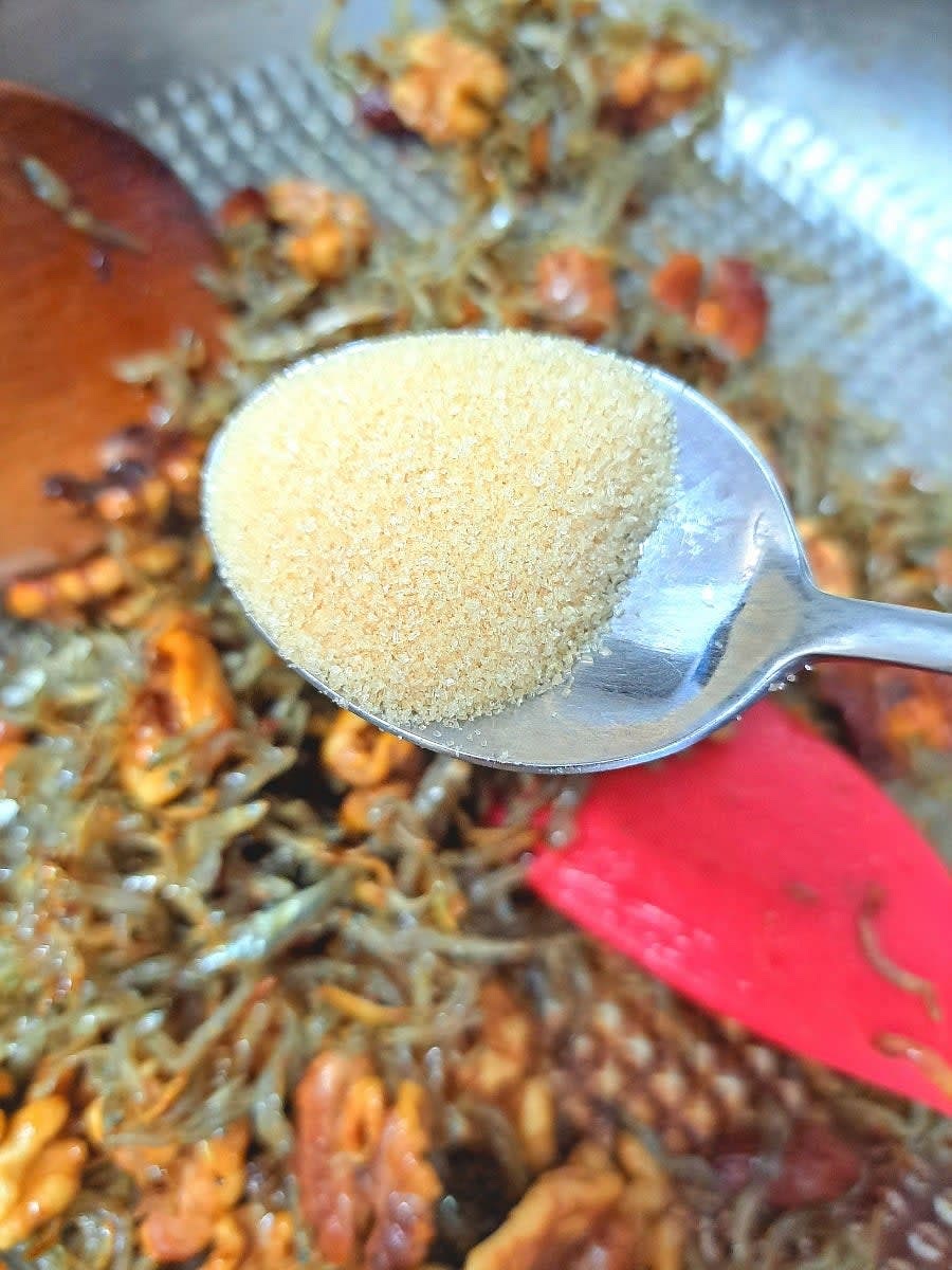 볶은 잔멸치와 견과류를 섞어줍니다. 올리고당 2스푼을 넣고 섞은 다음 불을 끄고 설방 반스푼, 참기름 반 스푼을 넣고 섞어주세요.