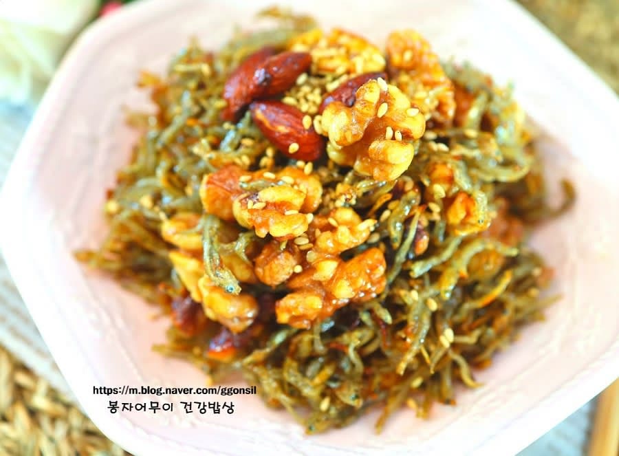 깨소금을 듬뿍 뿌려 마지막으로 섞어줍니다.