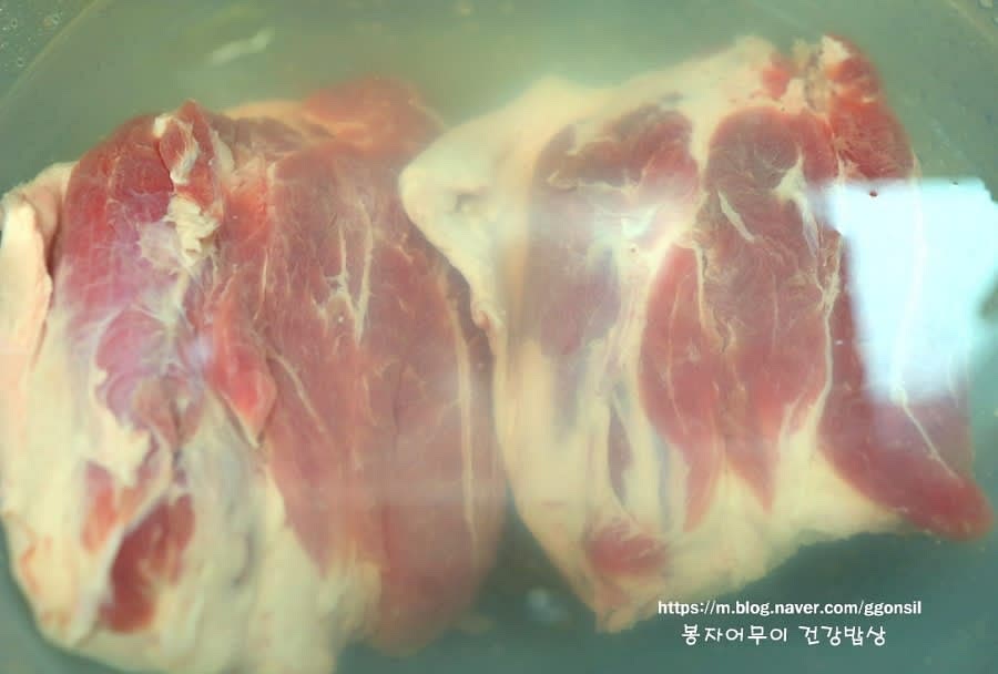 돼지고기 사태를 물에 담가 불순물과 핏물을 제거합니다 약 10분 정도 담가둡니다