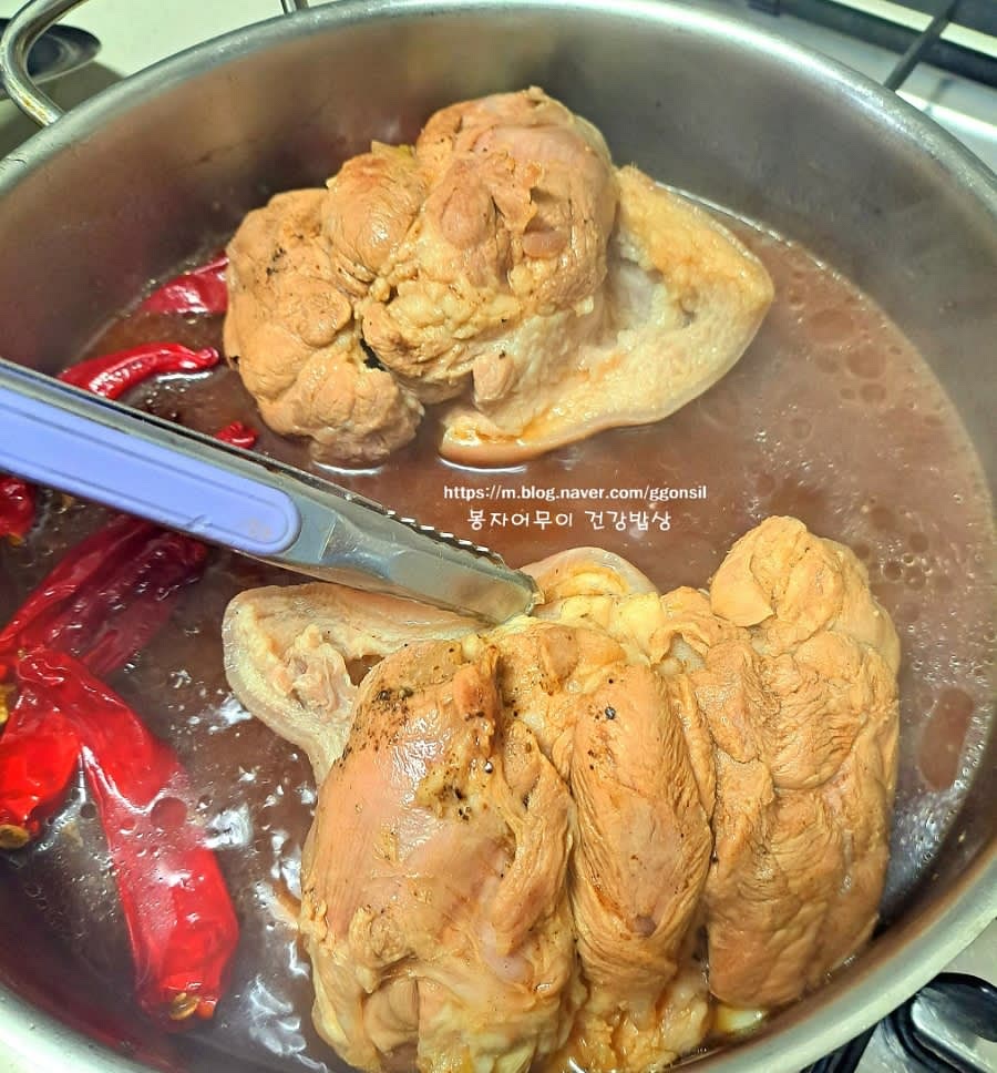 양념 물에 초벌 삶은 고기를 넣고 색감이 들 때까지 졸입니다