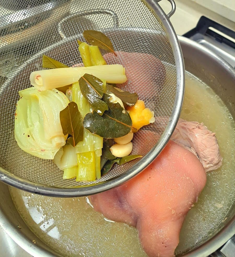 물 1.5L에 대파, 양파, 마늘, 생강, 월계수잎, 통후추를 넣고 20분 정도 초벌 삶기를 합니다