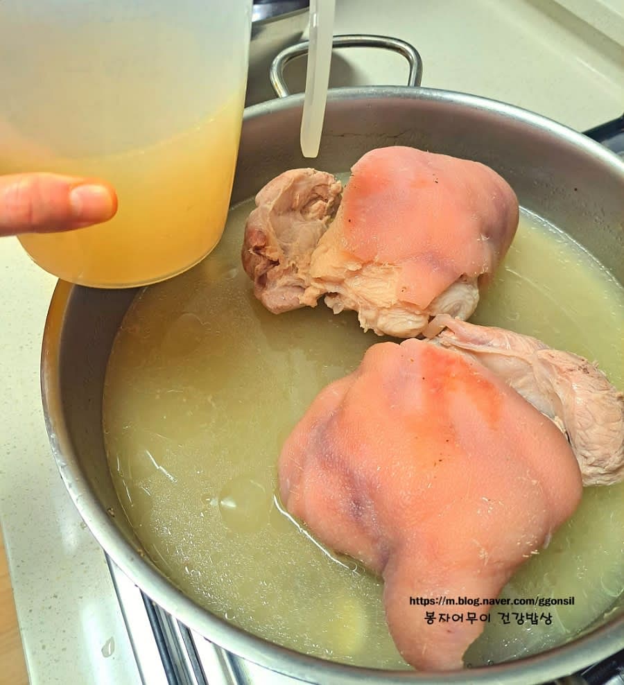 초벌 삶은 고기를 꺼내고, 물 500ml를 준비합니다