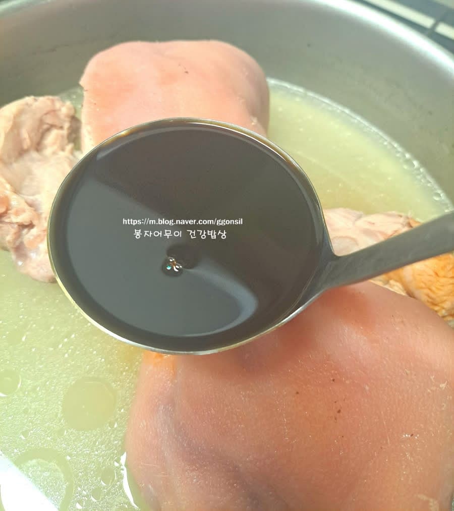 양념(간장, 설탕, 물엿, 팔각, 계피, 마른 고추, 후추)을 물에 섞어 준비합니다