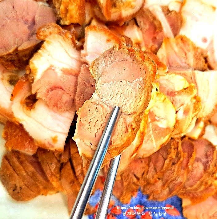 졸인 고기를 꺼내 식힌 뒤 얇게 썰어 접시에 담아 냅니다