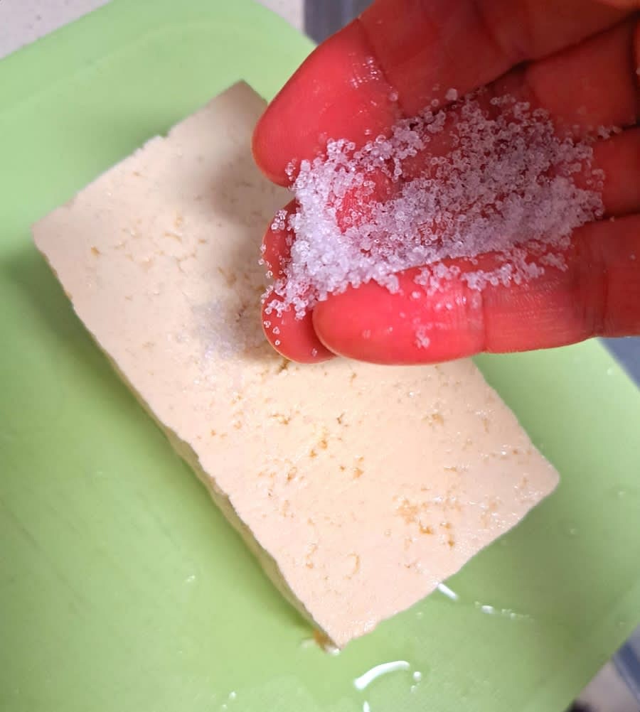 초당 두부를 반으로 잘라준 후 소금을 골고루 뿌려줍니다.