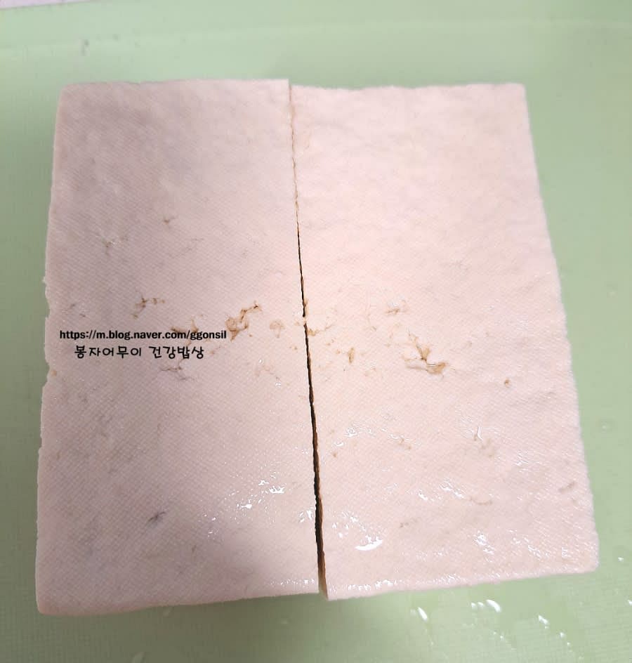 두부를 잠시 두어 소금이 배이도록 기다립니다.