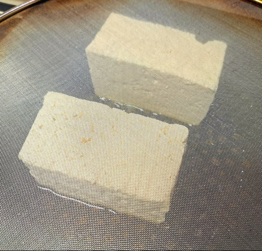 두부의 남은 수분을 키친타월로 제거합니다.