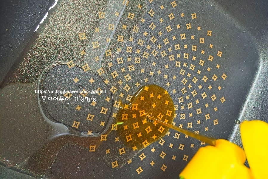 예열된 팬에 콩기름과 들기름을 섞어 넣고 두부를 올립니다.