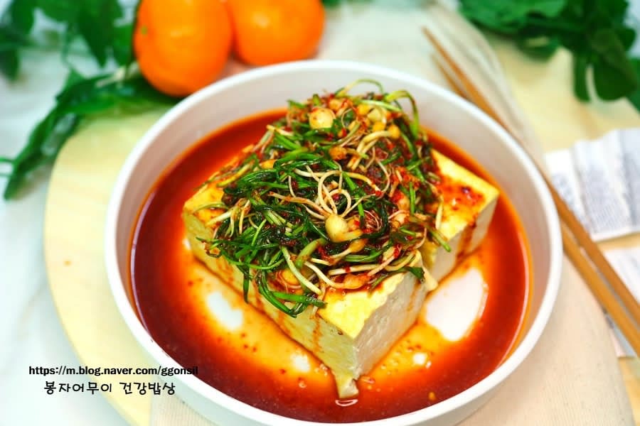 구워진 두부를 접시에 담고, 준비한 달래 간장을 곁들여 제공합니다.