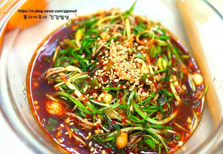 마무리로 깨소금을 뿌려 완성합니다.