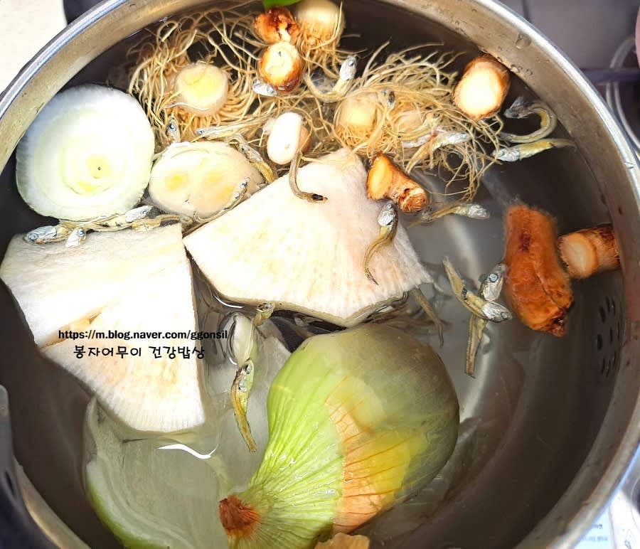 육수를 준비하기 위해 멸치와 다시마, 무, 양파, 표고버섯 등을 넣고 물 1.5L를 부어 30분 정도 중불에서 끓입니다.