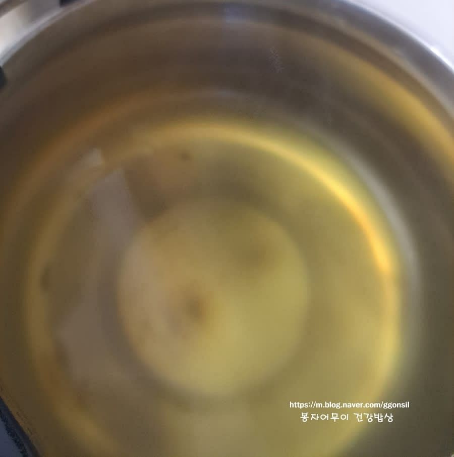 육수를 끓인 후 모든 건더기를 건져내고 국물만 남겨 보관합니다.