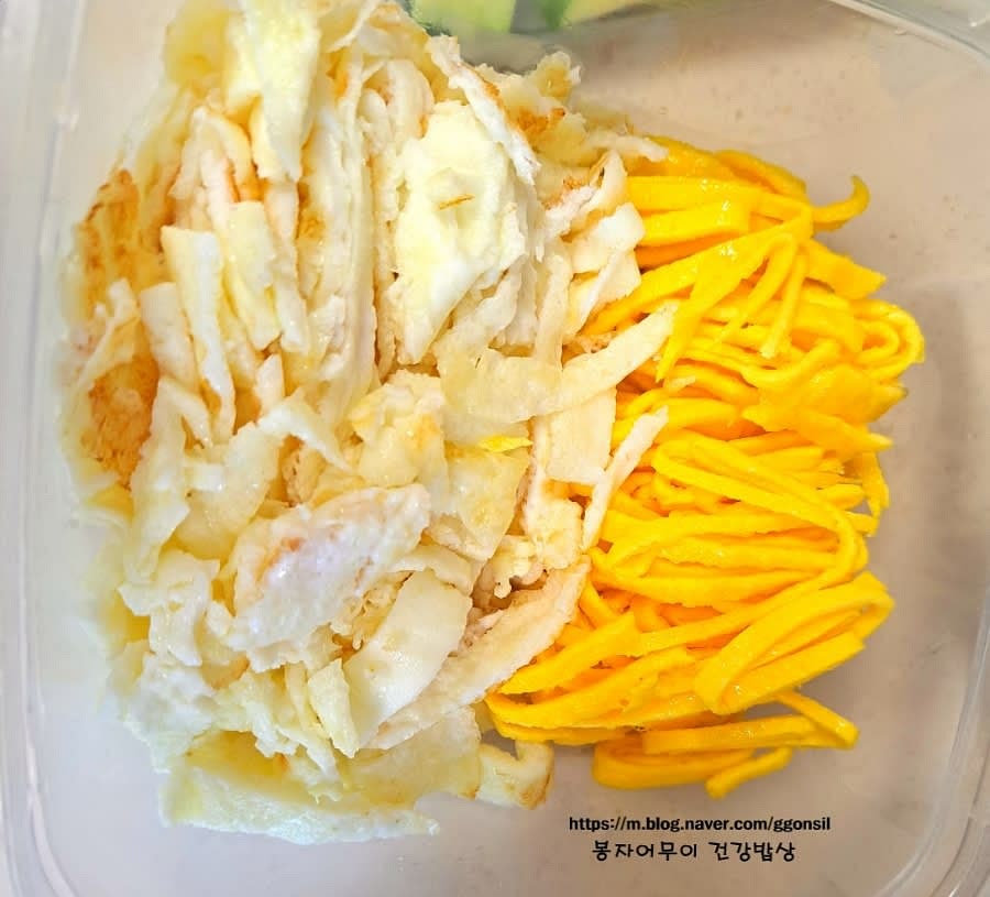 지단용 계란을 풀어 노른자와 흰자를 분리한 후 각각 얇게 구워 채 썹니다.