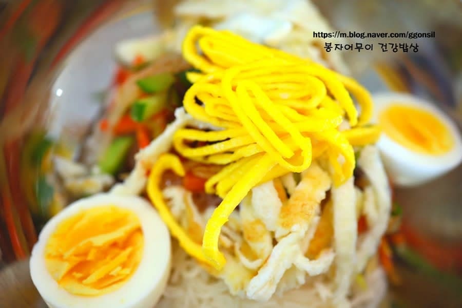 삶은 계란과 준비한 지단, 볶은 채소, 김가루를 국수 위에 올립니다.