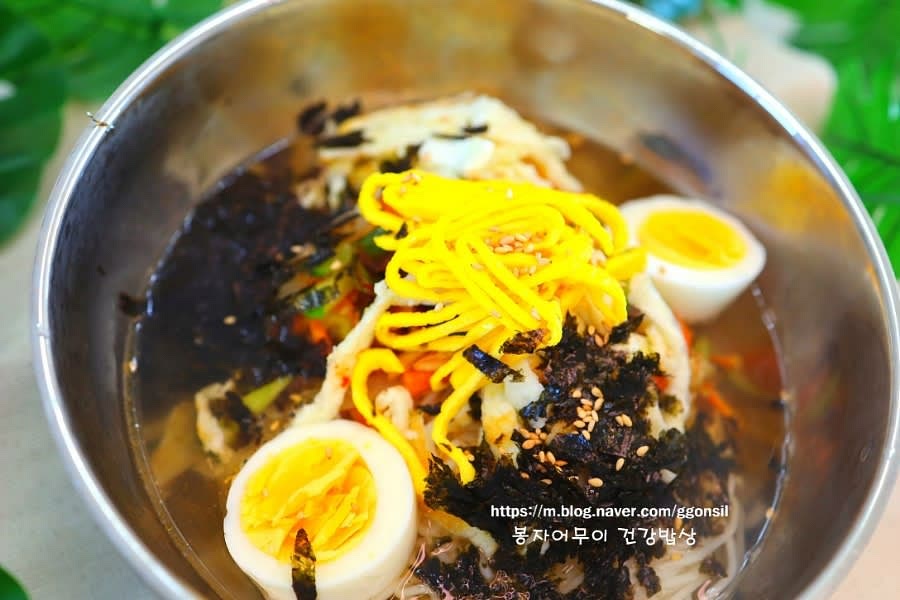 끓여 둔 육수를 따뜻하게 데워 국수에 부어줍니다.