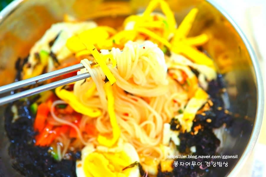 준비한 양념을 곁들여 완성된 잔치국수를 즐깁니다.