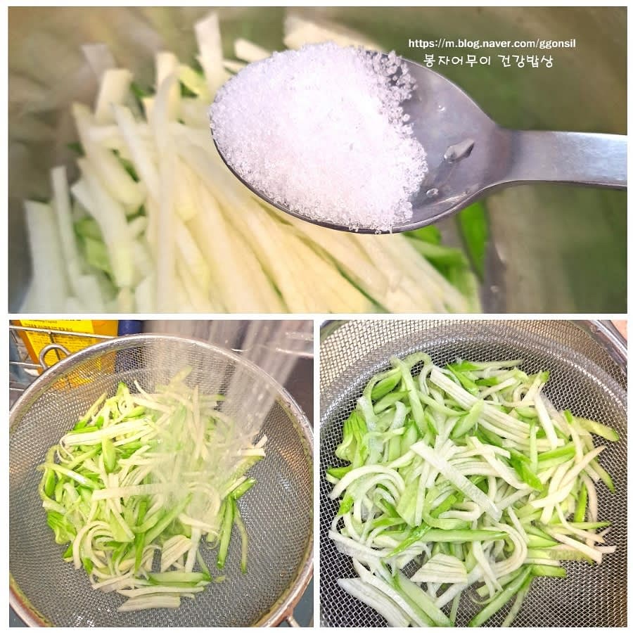 무와 오이에 소금 1 스푼을 뿌리고 10분간 절입니다. 물기를 꼭 짜서 체반에 받쳐 놓아 물을 최대한 제거합니다.