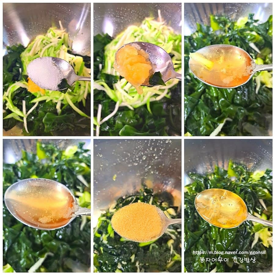 절인 무와 오이를 볼에 담고, 다진 마늘, 매실청, 식초, 설탕, 올리고당, 깨소금을 넣고 골고루 섞어줍니다.