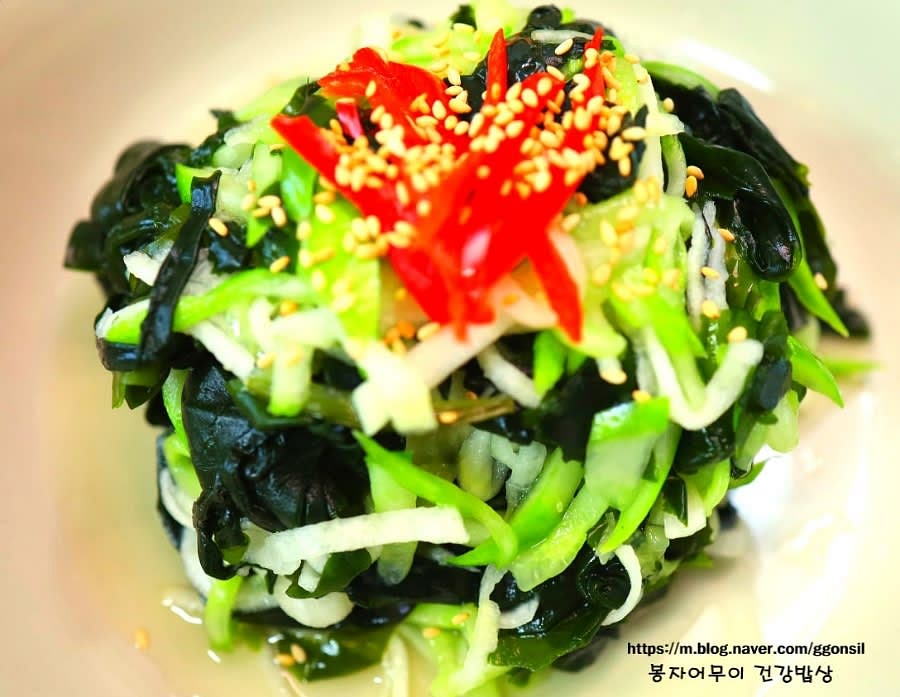 골고루 섞은 양념 무침을 그릇에 담아 냅니다.