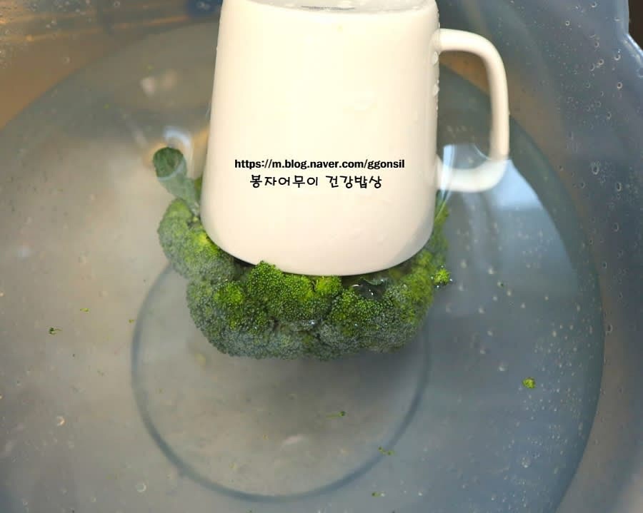 브로콜리를 20분간 식초 물에 담가 불순물을 제거합니다. 찬물에 10분 후 식초 2스푼을 추가하고 다시 10분간 담가줍니다.