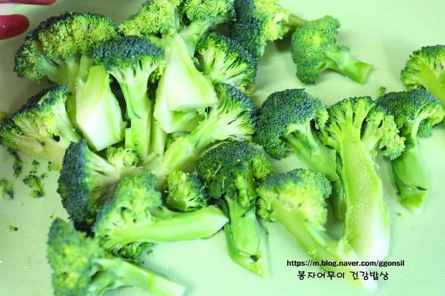 브로콜리 꽃송이와 줄기 부분을 깨끗하게 손질합니다.