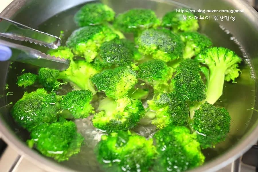 20분 후 물에 헹구고 브로콜리를 끓는 물에 소금 1큰술을 넣고 1분간 데쳐줍니다.