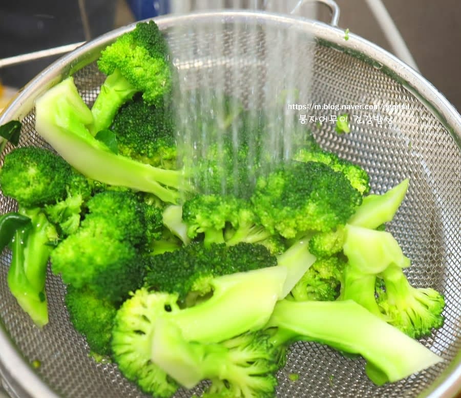 데친 브로콜리를 체에 걸러 물기를 제거하고 그릇에 담아줍니다.