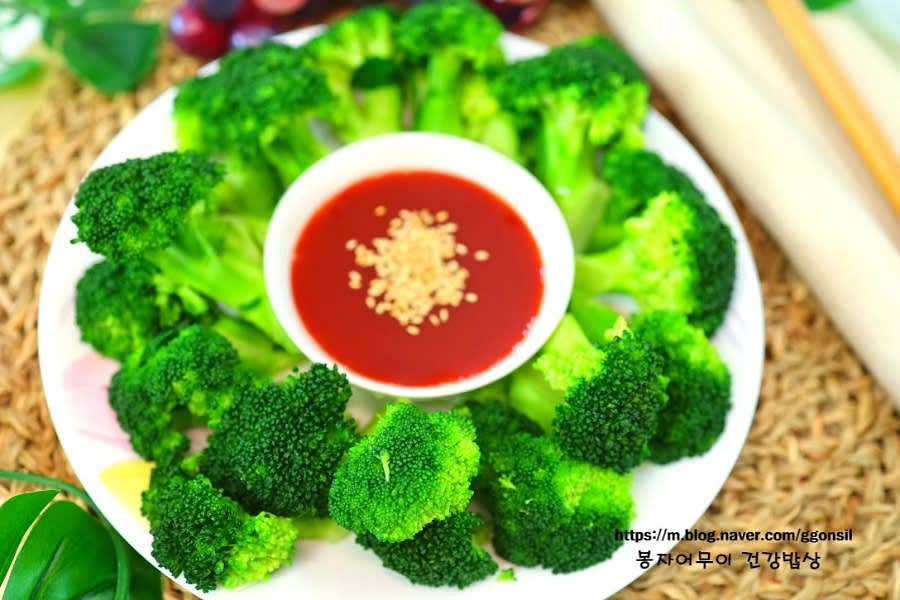 브로콜리에 초고추장을 곁들여 제공합니다.