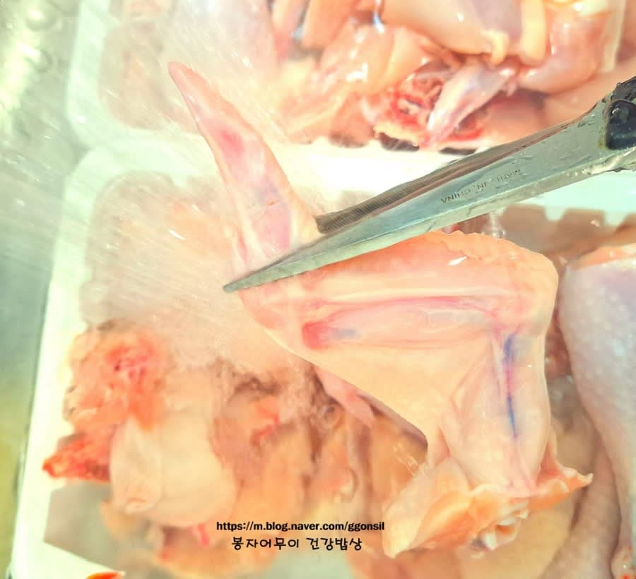 닭 600g 2팩에 들어있는 방부제를 제거하고 깨끗이 세척합니다.