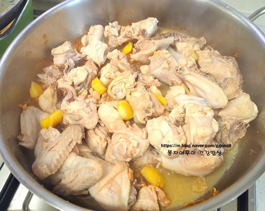코팅 팬을 사용하여 기름을 두르지 않고 닭을 올린 뒤 중불에서 15분 구워줍니다. (무코팅 팬은 기름 조금 둘러요)
