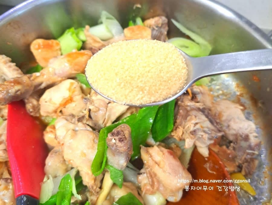 설탕 1스푼을 팬에 먼저 넣고 강불에서 녹인 후, 닭과 함께 사사삭 볶아줍니다.