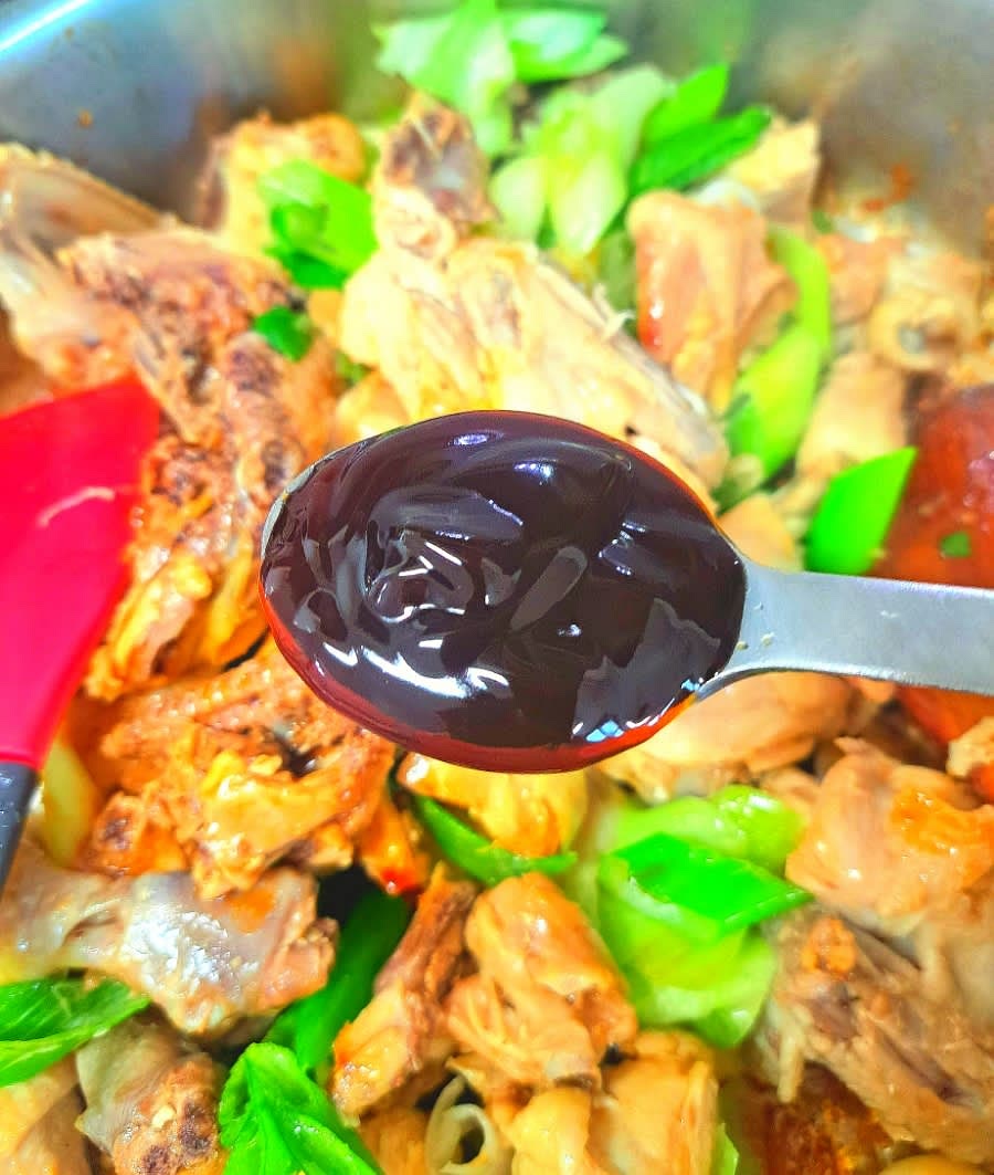 간장, 굴 소스, 물엿을 섞어 만든 간장 치킨 소스를 닭에 골고루 발라줍니다.