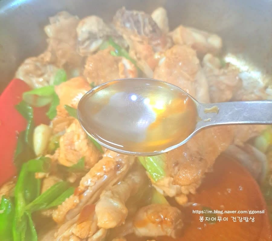 통마늘과 굵게 썬 대파를 팬에 넣고 한차례 뒤집어가며 닭고기와 함께 구워줍니다.