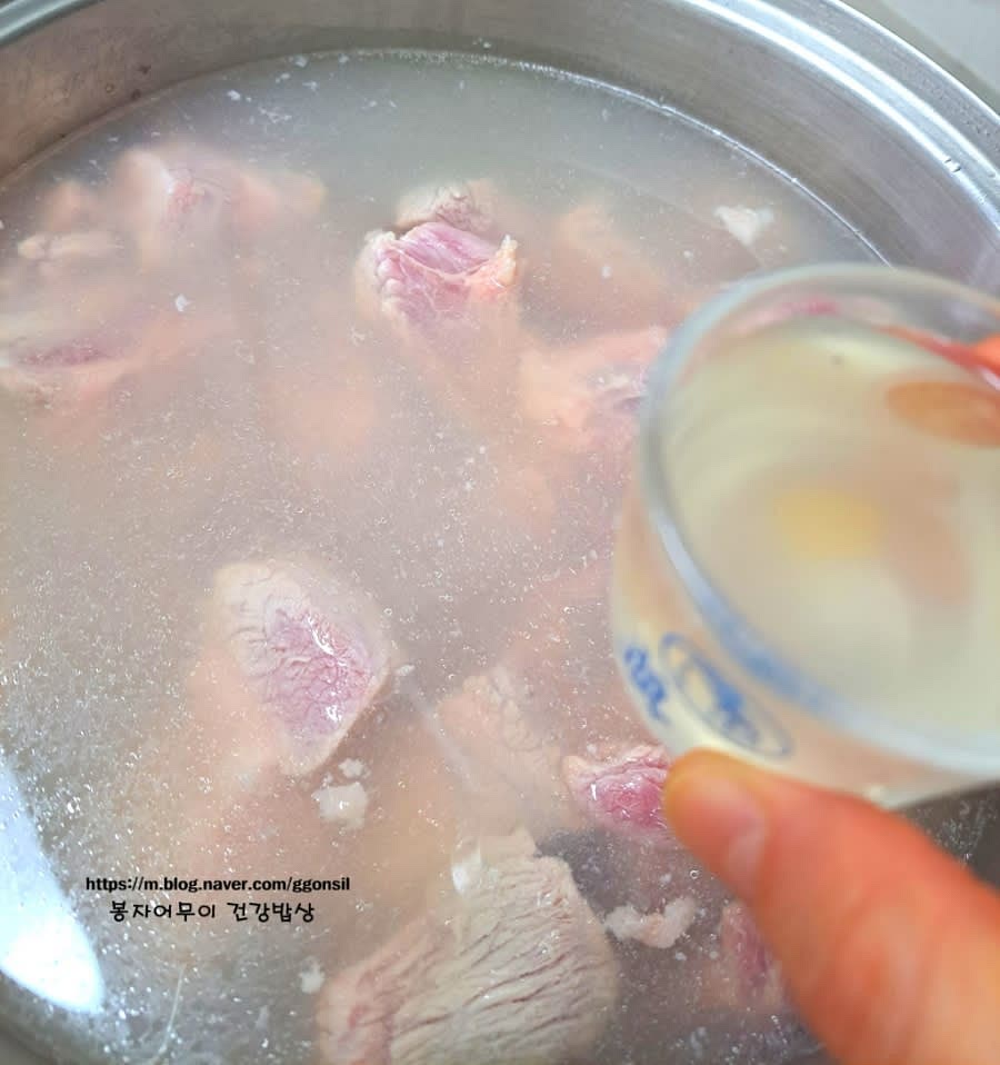 돼지갈비를 초벌로 맛술 1컵 (소주컵) 추가하여 삶아 기름을 제거합니다.