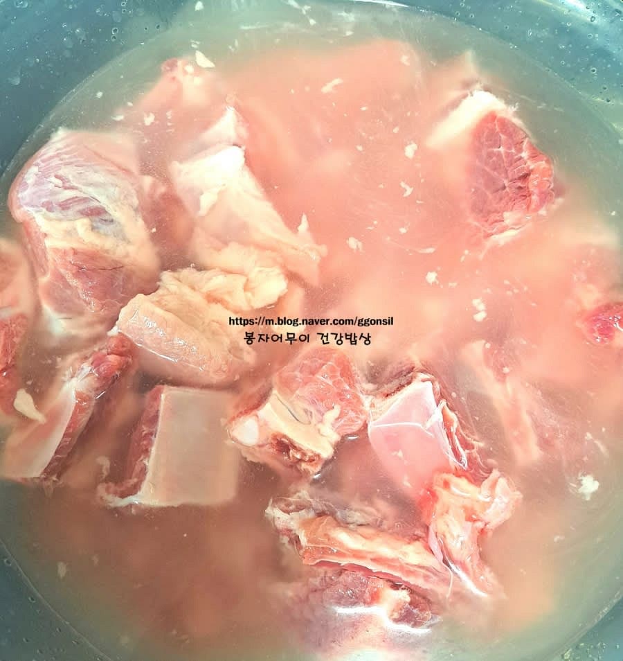 돼지갈비를 물에 담가 30분 정도 핏물을 빼줍니다.
