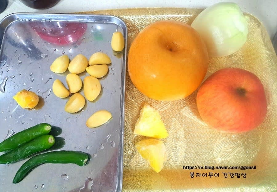 사과, 배, 양파, 파인애플을 믹서기에 넣고 즙을 짜냅니다.