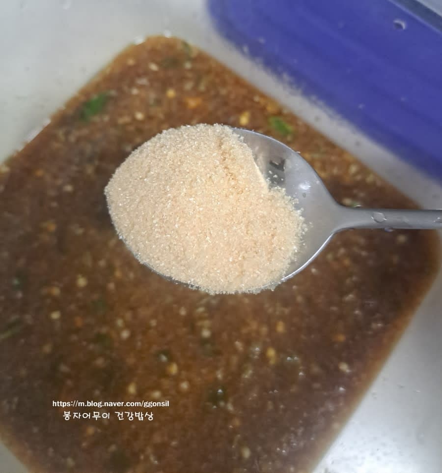 간장, 설탕, 맛술, 마늘, 생강을 섞어 양념장을 만듭니다.
