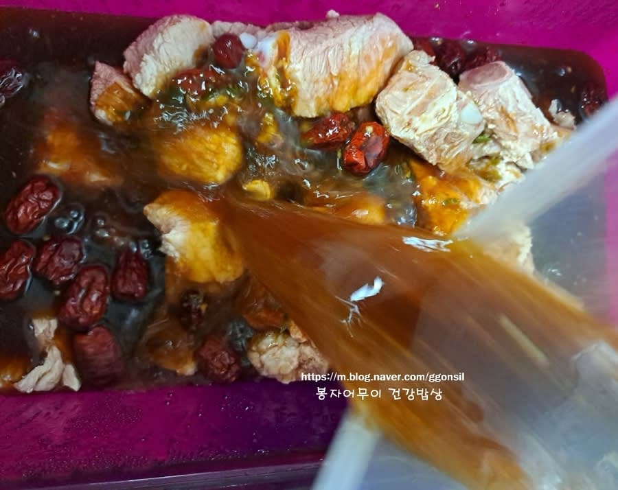 돼지갈비에 양념장을 바르고 충분히 재워둡니다.