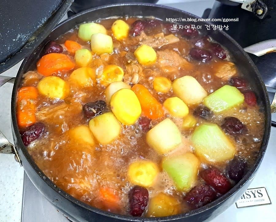 돼지갈비 다시마 우린 물 2컵을 넣고 익혀줍니다. 고기가 80 프로 익었을 때 야채를 추가해줍니다.