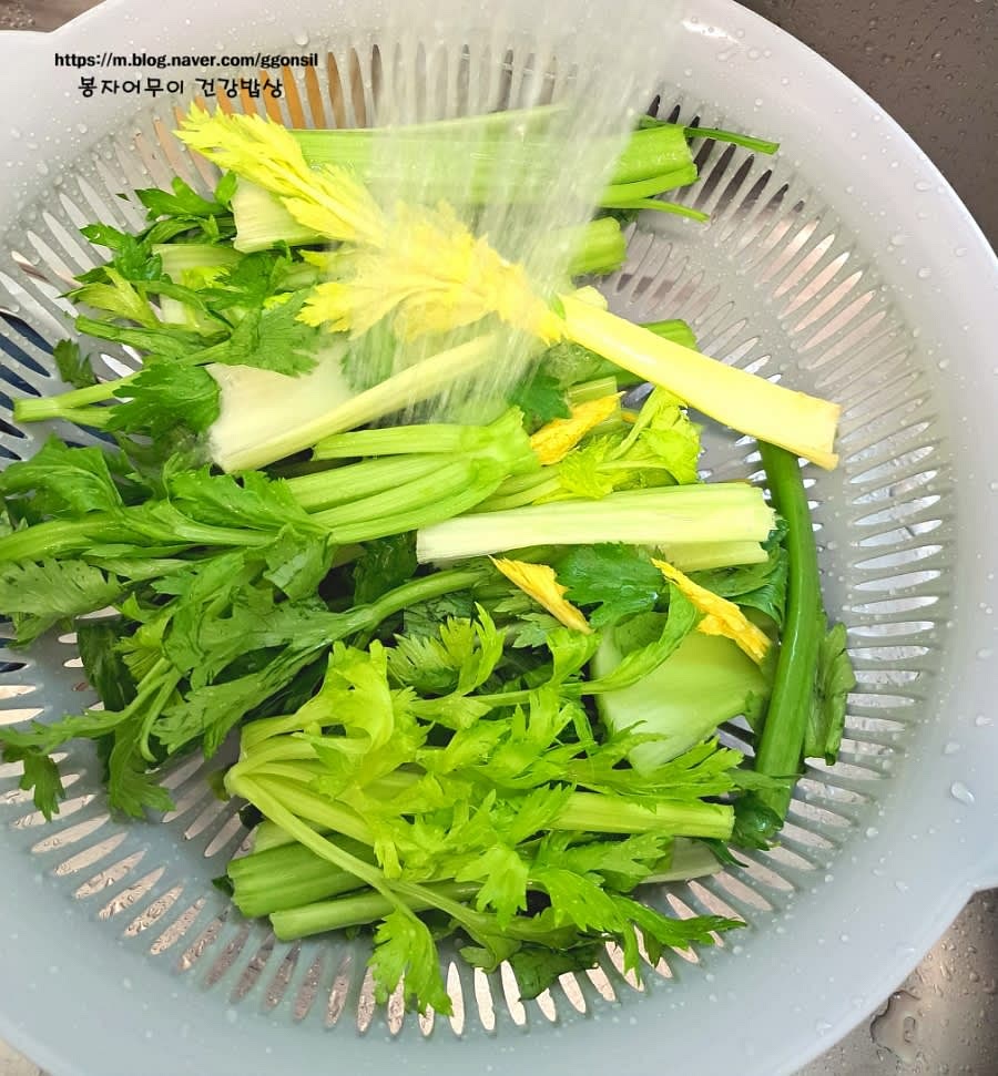 샐러리를 송뭉송뭉 잘라서 식초 소주 한 컵 넣고 잠시 담갔다가 흐르는 물에 깨끗이 여러 차례 헹궈줍니다.