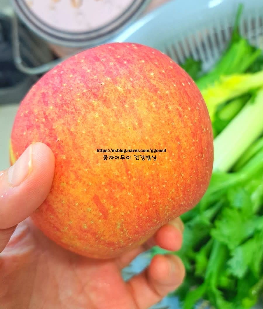 사과와 샐러리를 세척 후 송송 썰어줍니다. 바나나는 껍질을 제거한 뒤 동그랗게 썰어 준비합니다.