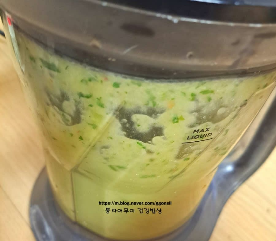 믹서기에 샐러리, 사과, 바나나를 넣고 사과즙 2봉을 추가하여 곱게 갈아줍니다.