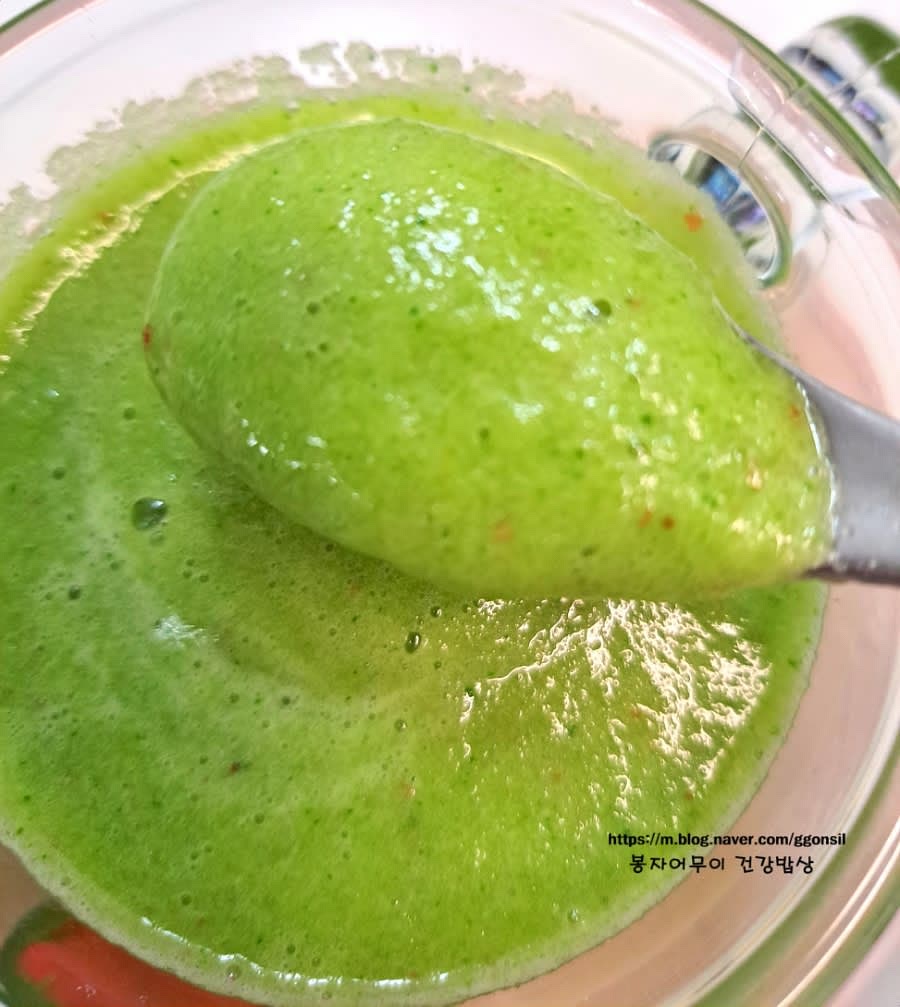 준비된 음료를 유리컵에 담아 시원하게 냉장 보관 후 제공하세요.